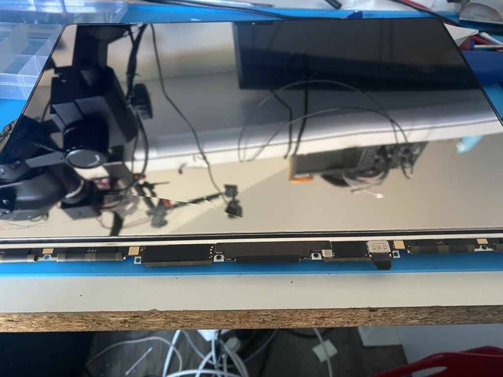 Ausgebautes Display-Panel eines MacBook auf der Werkbank