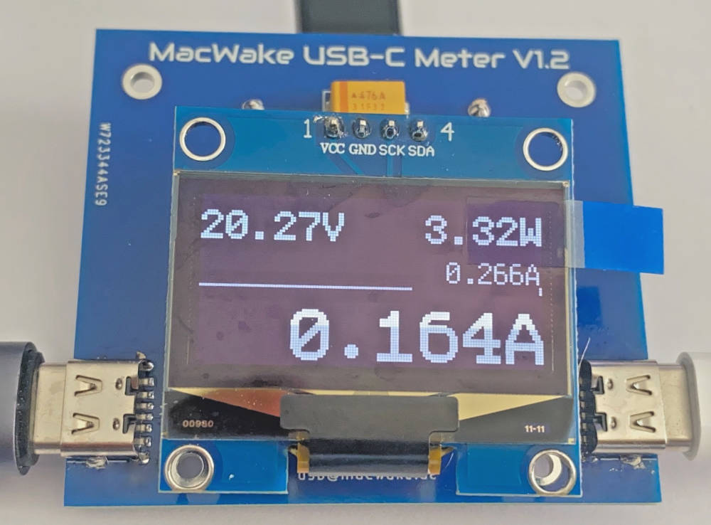 USB-C Power Meter im Betrieb – OLED zeigt 20V / 0.616A